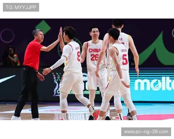 中国男篮迎战澳大利亚拼劲力年轻球员崭露头角展现球队新面貌